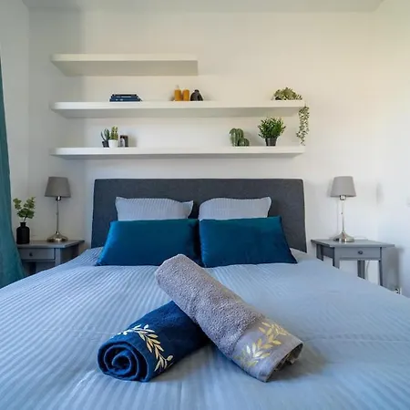 Sauret : Havre De Paix En Ville : Spacieux Et Confortable Apartment